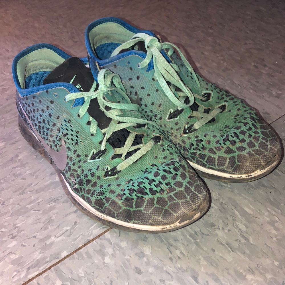 Nike! Tq and blue little tear on one side